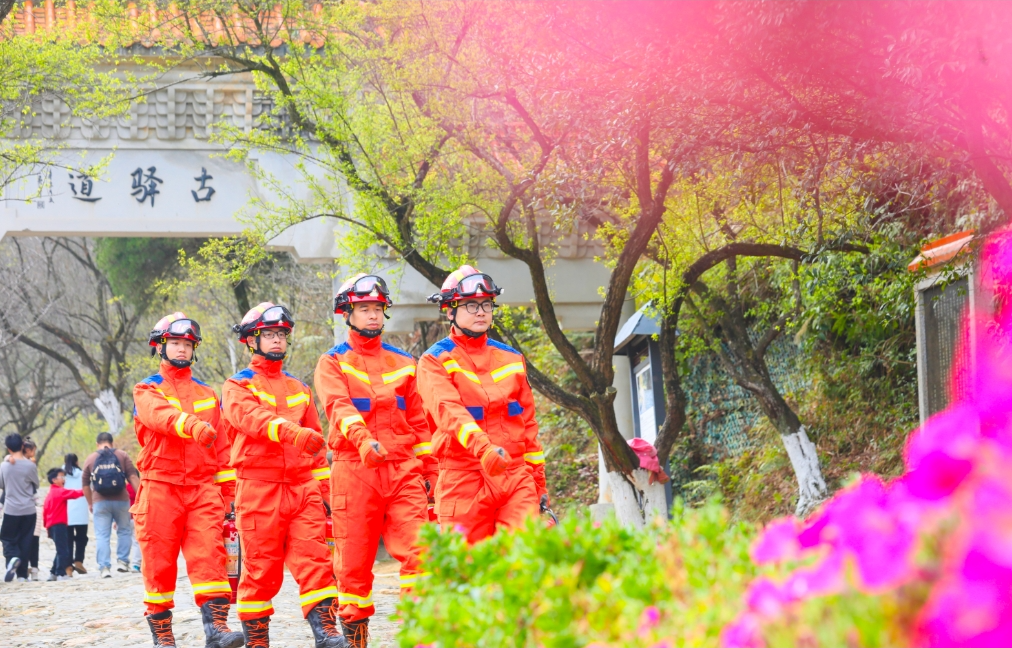 “五一”假期，大余县消防救援大队消防员在梅关景区开展值班巡逻。