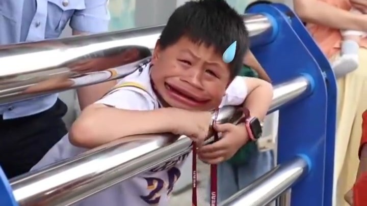男孩头卡公交站台，无法自拔