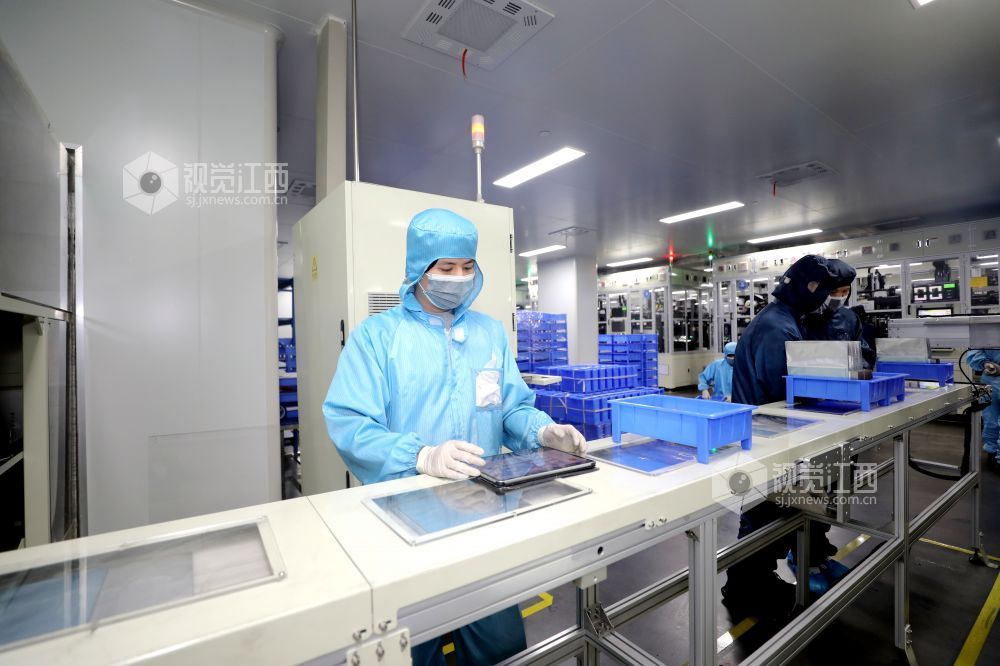 2026年6月8日,江西省吉安市峡江县工业园区一新能源企业内,经过定向培训的工人在赶制产品订单。