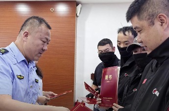 最高奖5万！一地请外卖骑手当“卧底”，随手拍餐饮乱象
