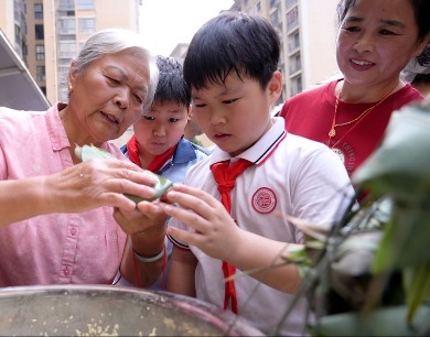 江西分宜：粽叶飘香迎端午 童心学艺承文化