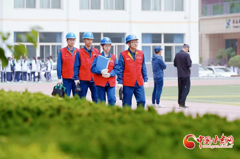 中高考保电现场，青年员工正对供电线路和设备进行逐一排查，全力保障考试期间用电安全可靠。