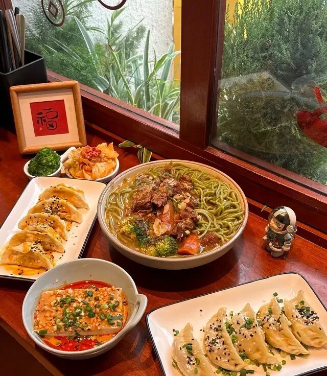 3Y400静徕香窗边单人位上的精致餐食.jpg