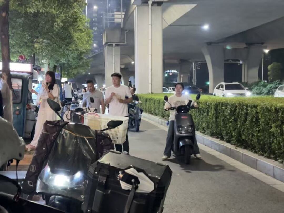 ▲临时停放的电动车占用辅路