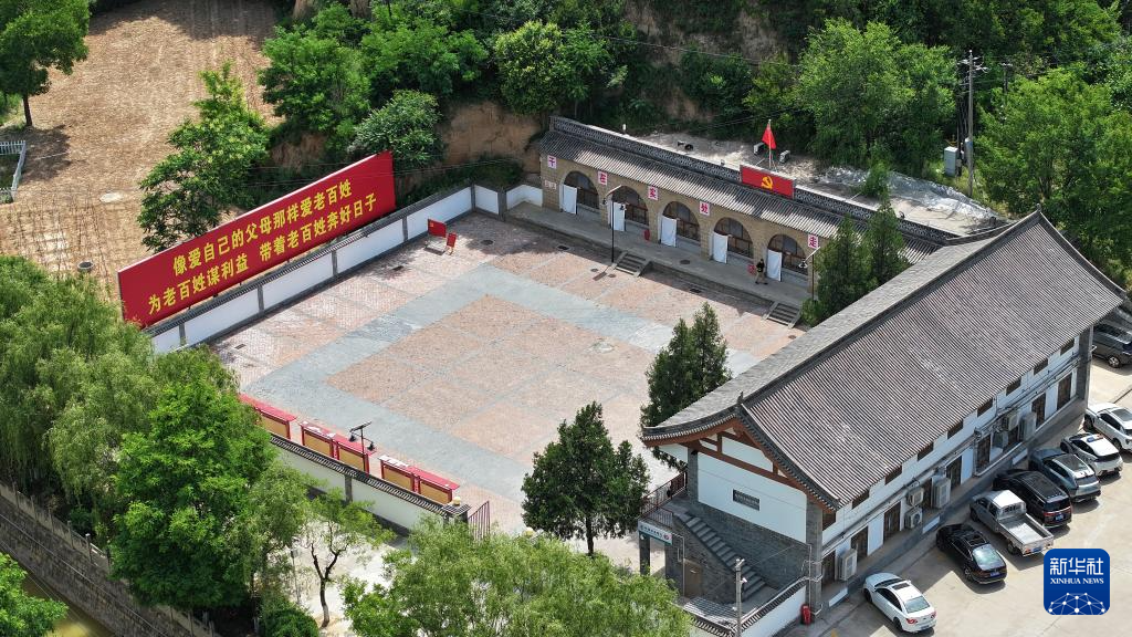 这是6月11日拍摄的陕西省延安市延川县文安驿镇梁家河村村民委员会和村史馆(无人机照片)。