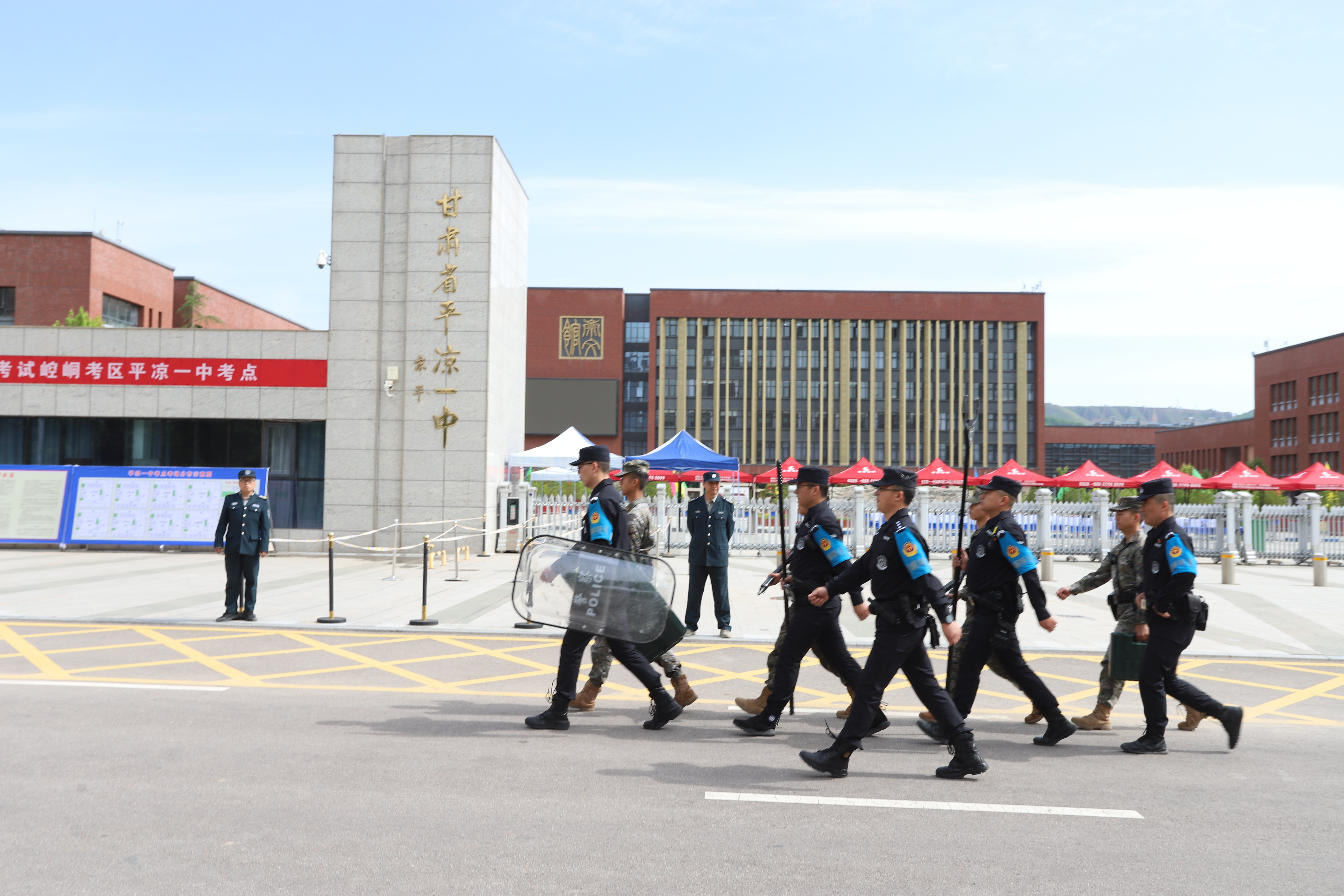 图2为民警武警在高考考点治安巡逻(崆峒区融媒体中心供图).jpg