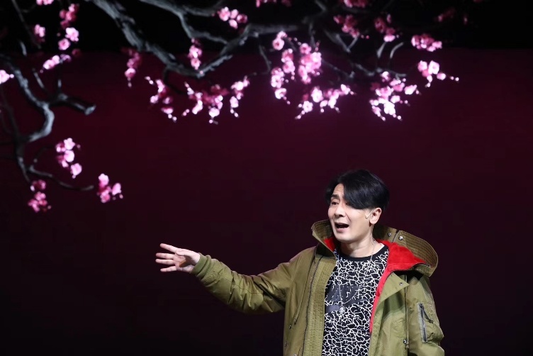 桃花下的张博