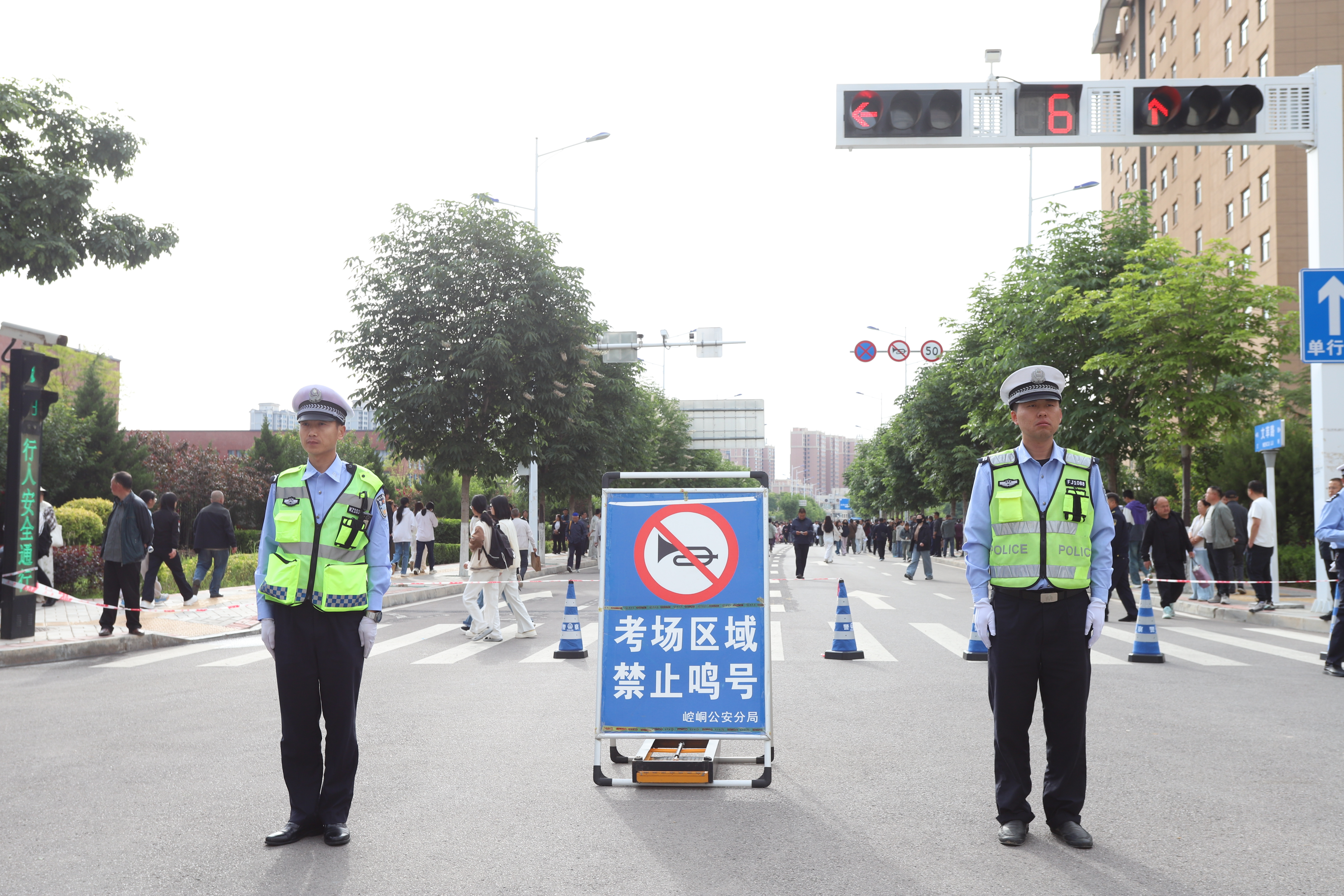 图1为民警辅警在考场区域执勤(崆峒区融媒体中心供图).jpg