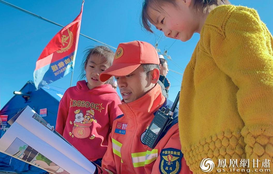 积石山地震救援间隙，甘肃省消防救援总队特勤支队一站战斗班副班长祁森（中）向灾区的孩子们普及消防知识。甘肃省消防救援总队特勤支队供图