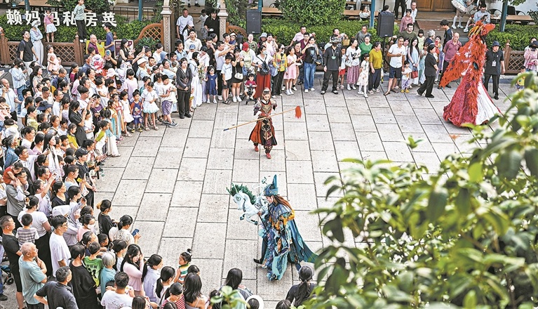 5月30日，在会昌戏剧小镇，融合非遗高跷、传统民俗的实景户外大戏《天驹行&middot;凤凰引》，吸引众多游客驻足观赏。