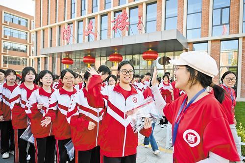 6月7日早晨，河北宁晋中学考生与送考老师击掌后自信满满步入考场。 本报记者 赵永辉摄