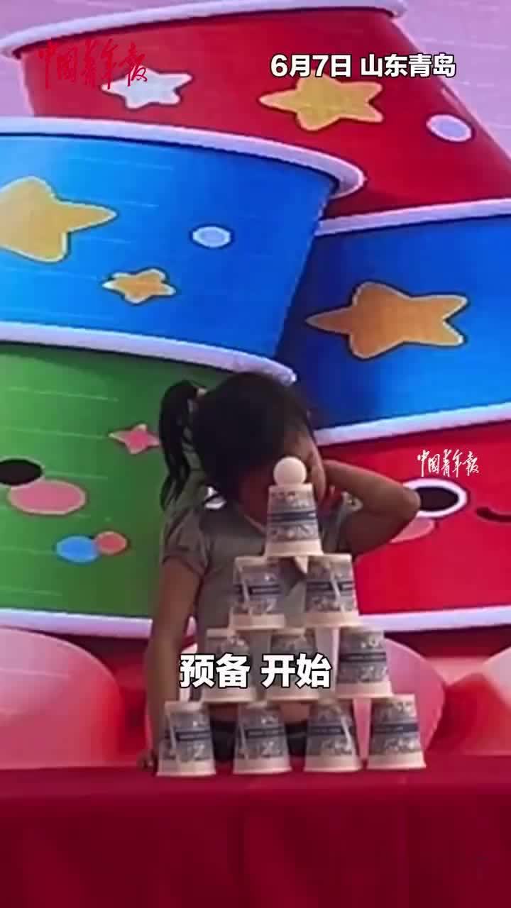 小孩姐叠纸杯不按套路出牌赢比赛