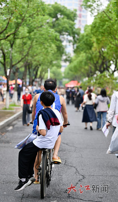 6月7日上午,南昌一考生奔赴考点。大江新闻全媒体记者徐国亮摄