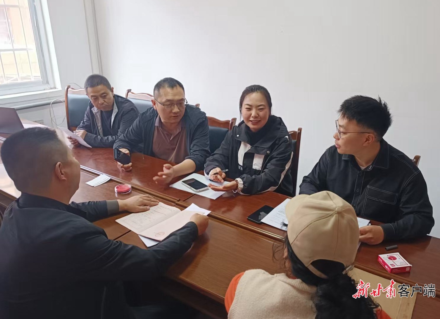 徽县干部与桥西片区群众进行交流