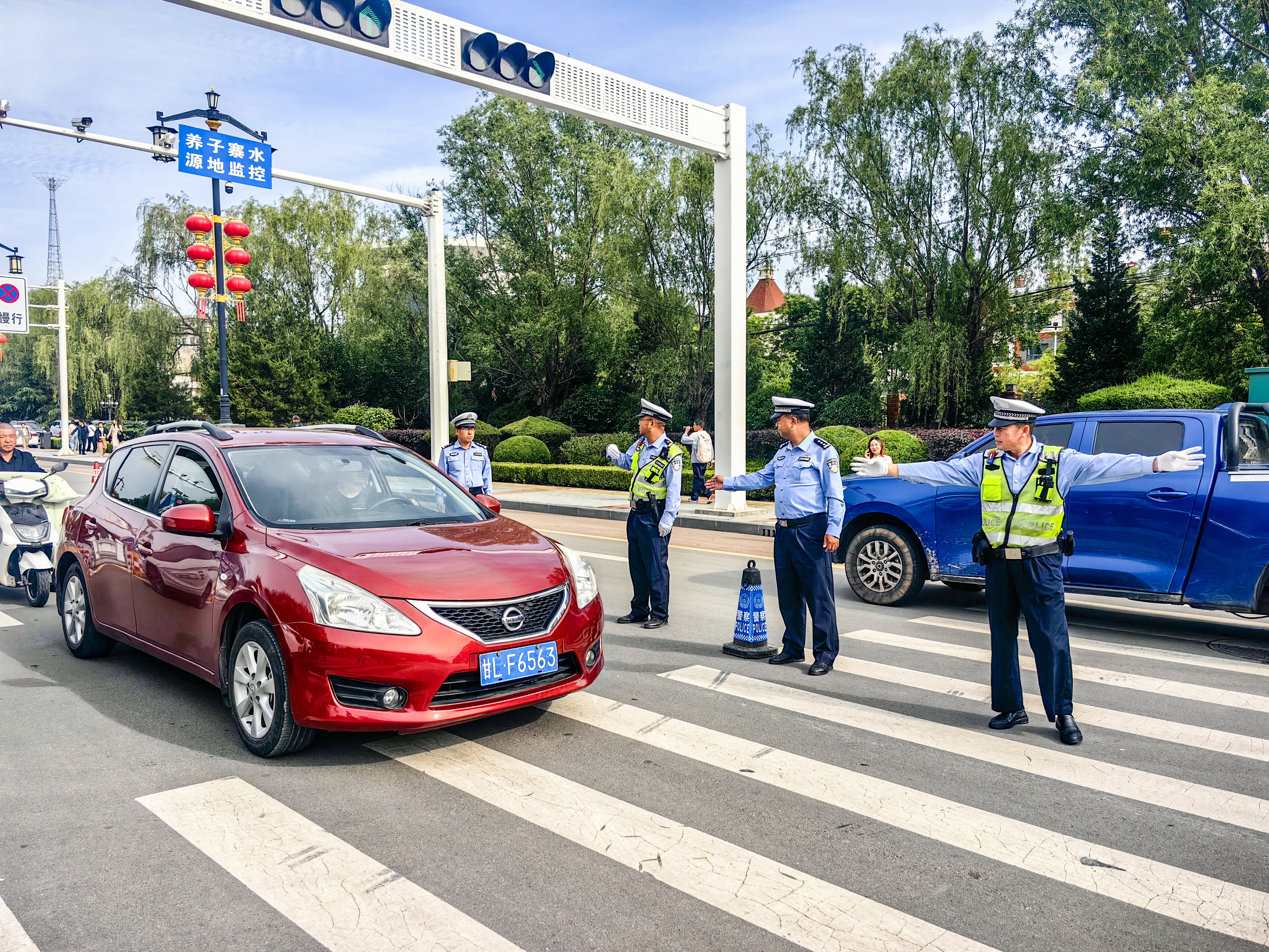 图4为民警辅警在主要路口和考点沿线疏导车辆(崆峒区融媒体中心供图).jpg