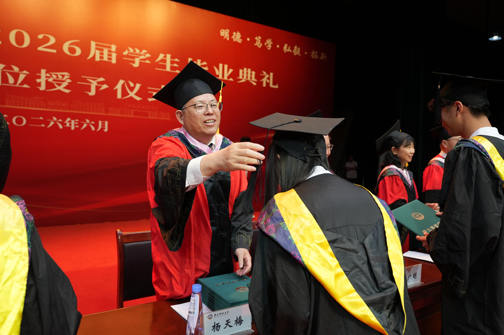 校领导为毕业生扶正流苏