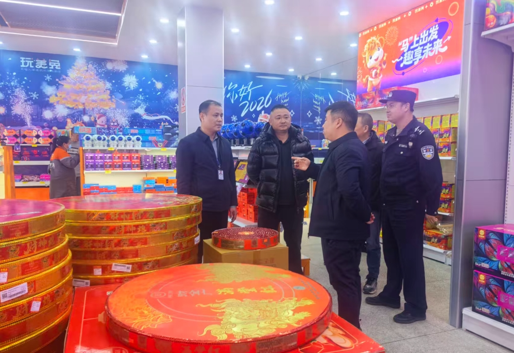 春节期间，大余县公安局值班民警联合乡镇干部开展烟花爆竹营商环境安全检查。