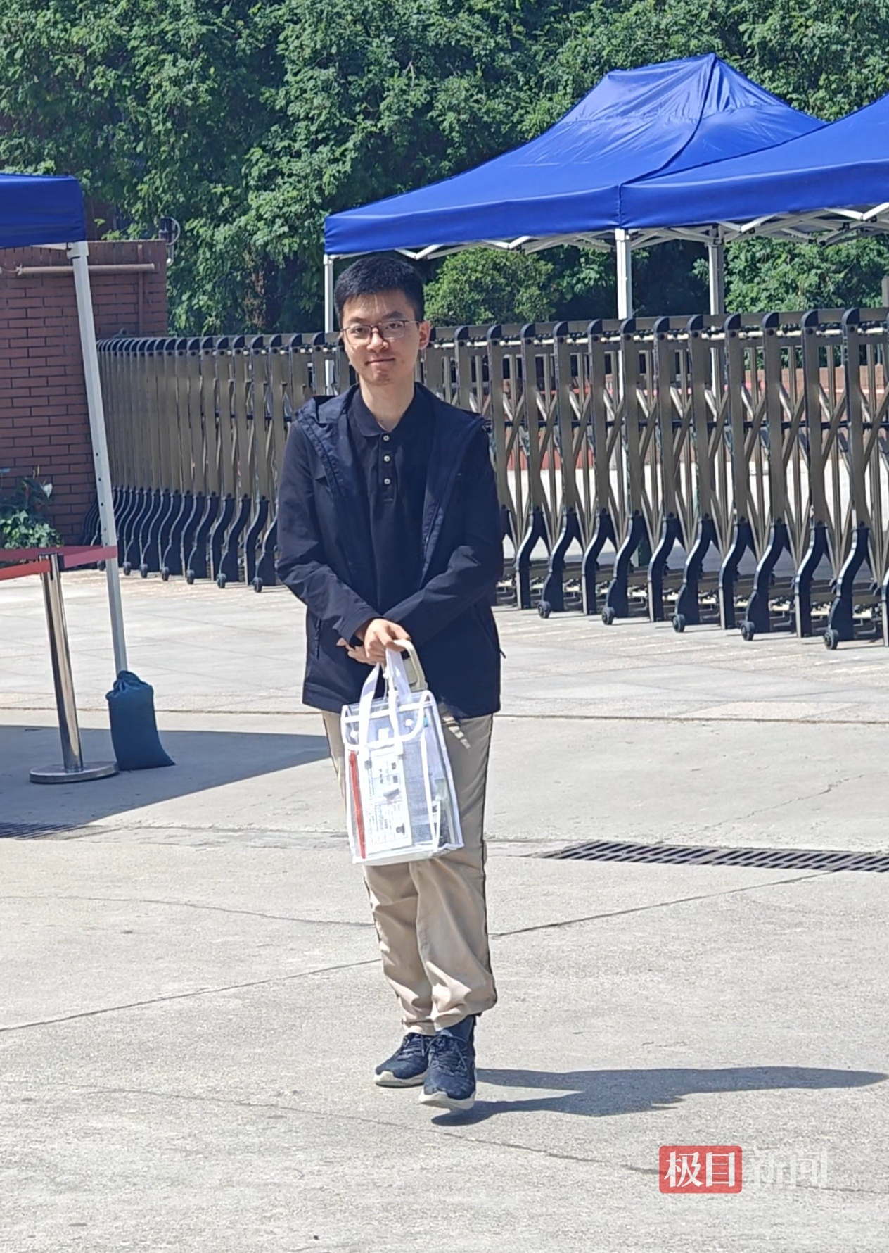 衣福铎走出考场
