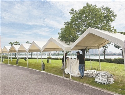 工人们在搭建鸿鹄集市所用帐篷