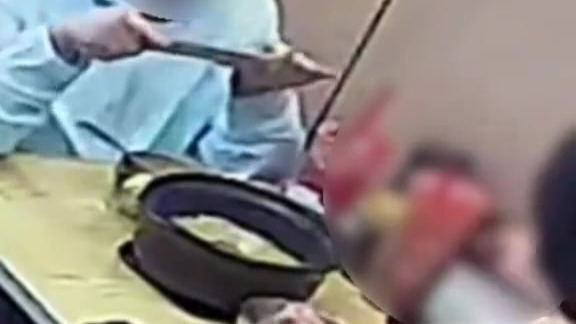 两女子以米线量少给差评，店主晒监控自证清白：她们盛了两碗才拍照