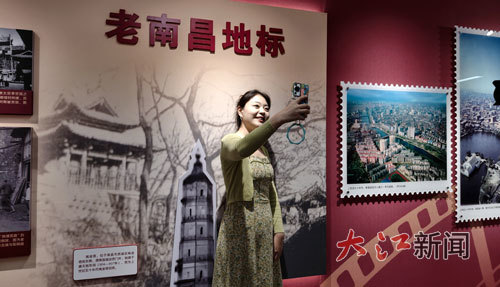 市民在展示区打卡。