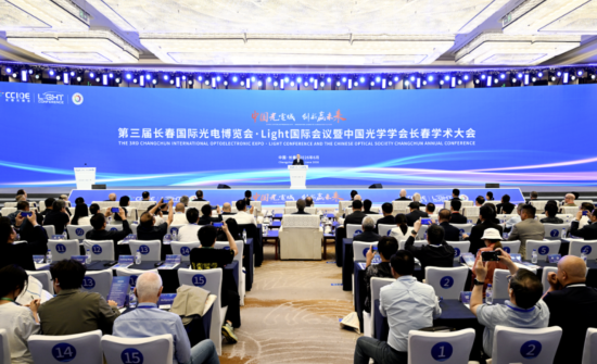 6月12日,第三届长春国际光电博览会·Light国际会议暨中国光学学会长春学术大会举行开幕式。省委书记黄强宣布开幕。省委副书记、省长胡玉亭出席开幕式。张野 摄