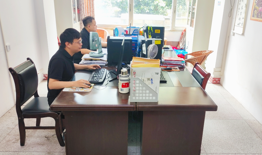 在大余县民政局，此前的值班室如今已改造成为了办公室。