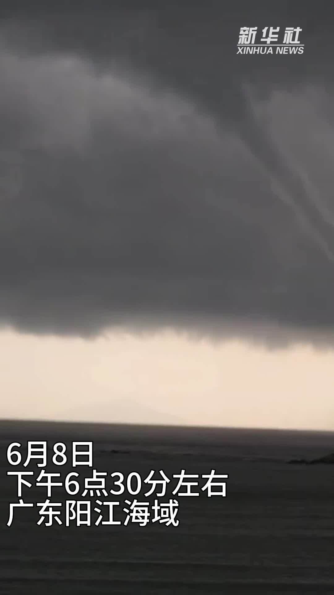 广东阳江海面出现“双龙吸水”奇观