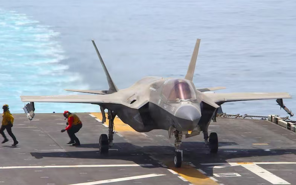 2026年4月17日,一架F-35B“闪电II”战斗机准备从“美利坚”级两栖攻击舰“的黎波里”号的飞行甲板上起飞。