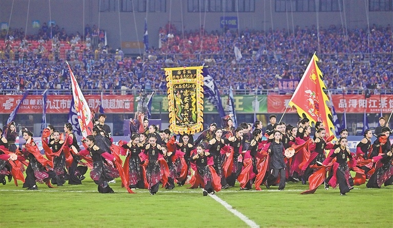 5月30日晚，九江市体育中心体育场，国家级非物质文化遗产代表性项目德安潘公戏亮相赣超第四轮赛场。