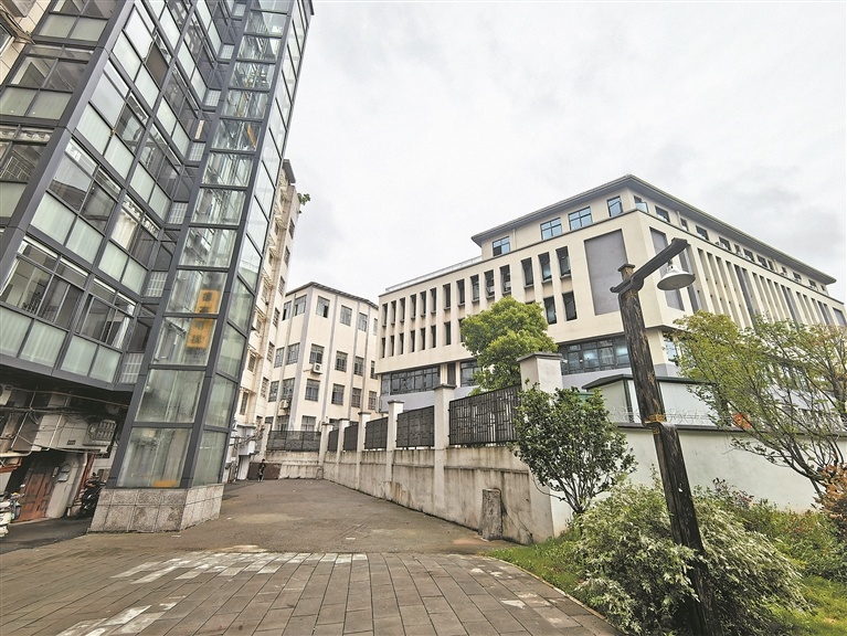 曾经的房屋已成一块空地(方框中)。