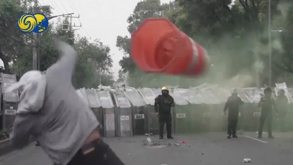 世界杯揭幕战场外爆发冲突，民众向警方扔路障抗议