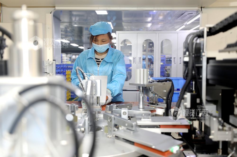 2026年6月8日,江西省吉安市峡江县工业园区一新能源企业内,经过定向培训的工人在赶制产品订单。