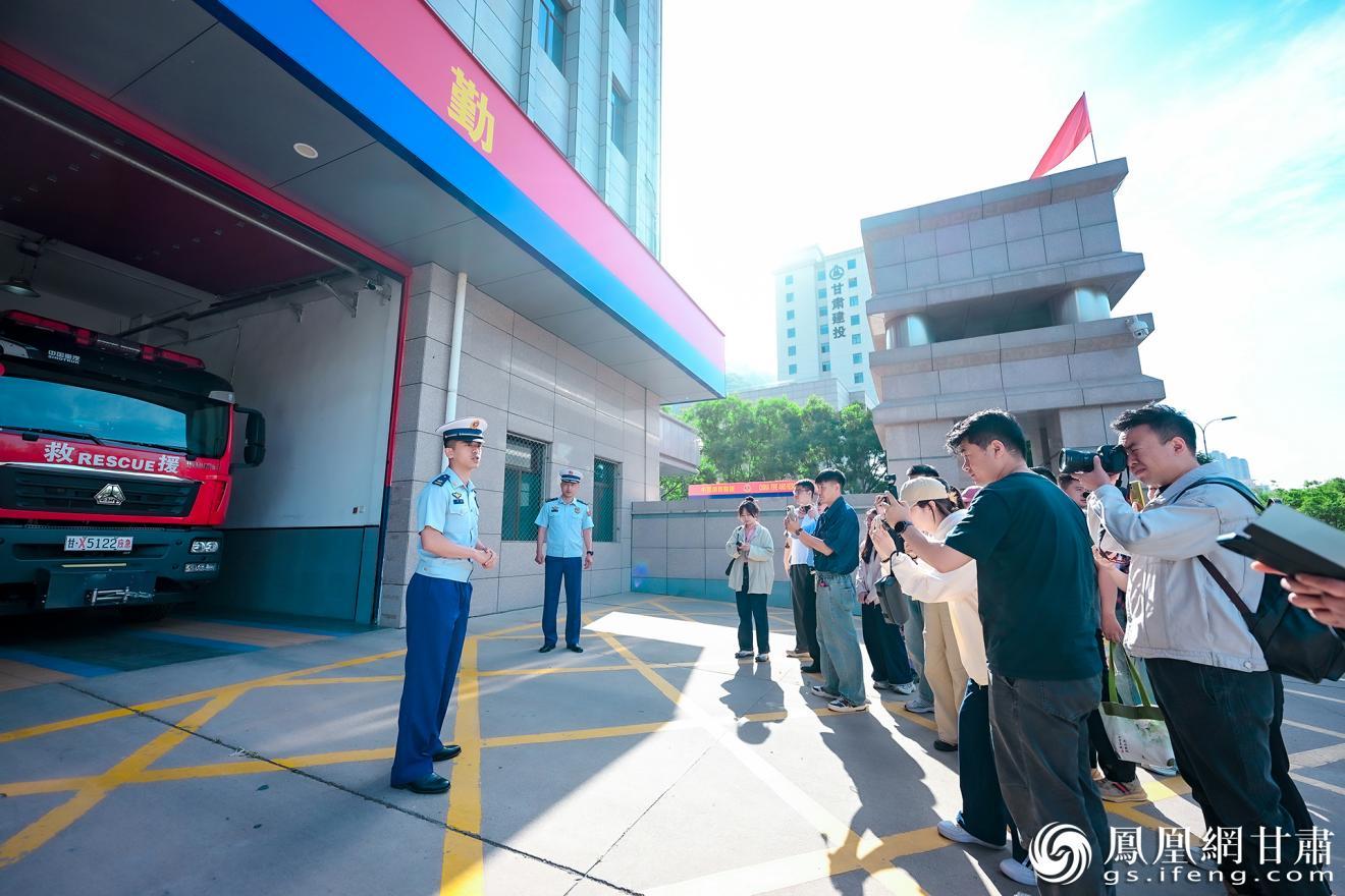 “青春华章&middot;丝路逐光”网络主题活动采访团探访甘肃省消防救援总队特勤支队一站　李德宇　摄