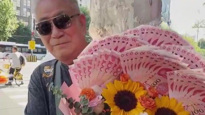 老人考场外等外孙女，手捧6600元“现金花”，警察劝离：太扎眼了