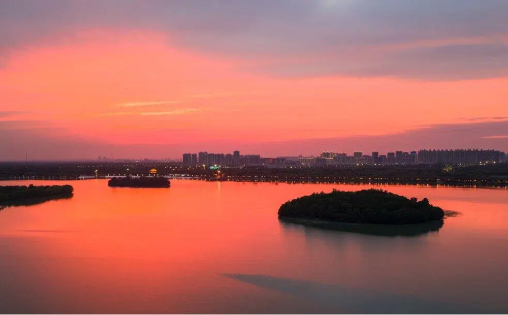 落日熔金，水天一色，济宁太白湖景区晚霞浪漫时刻”