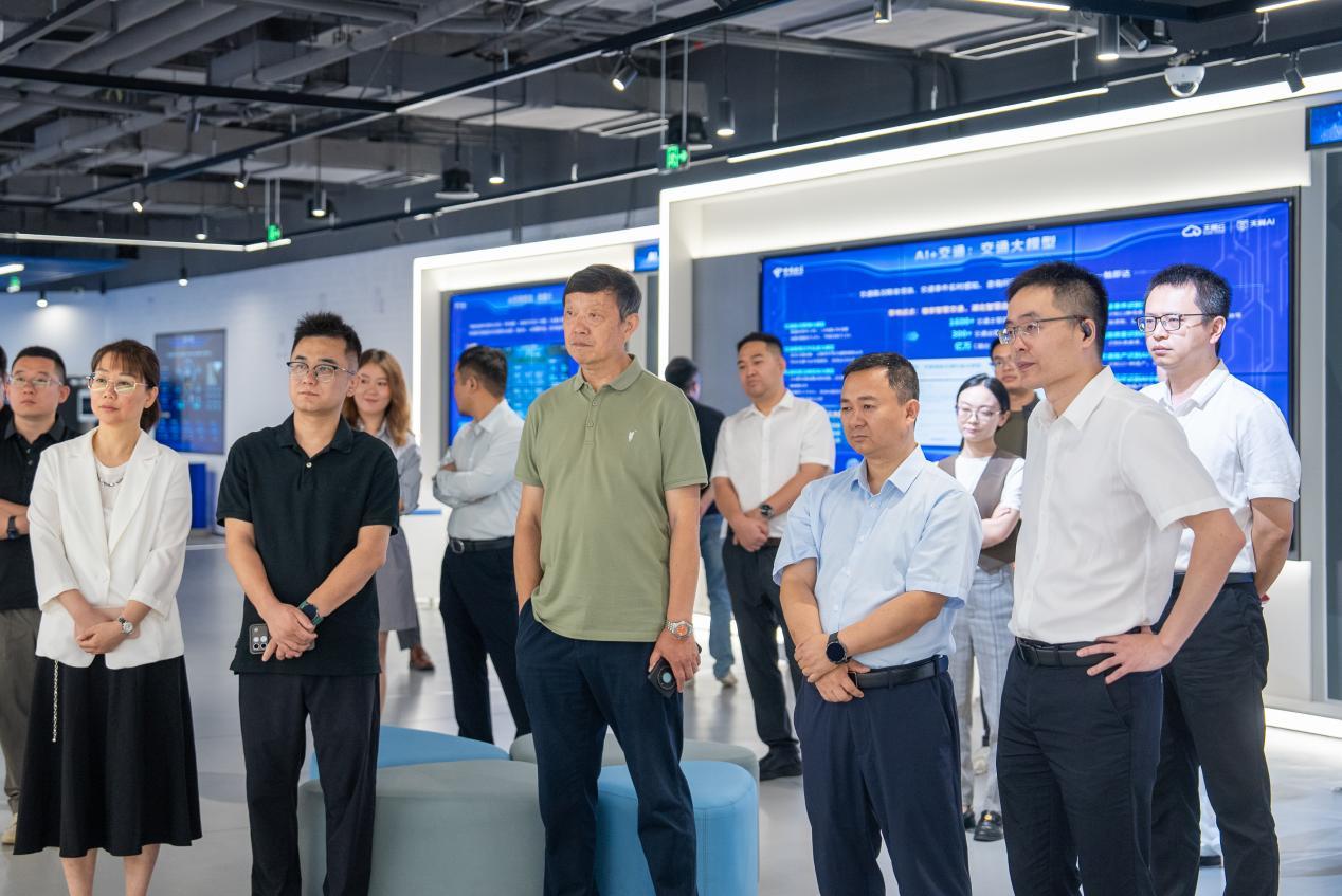 参会嘉宾参观翼动智惠展厅
