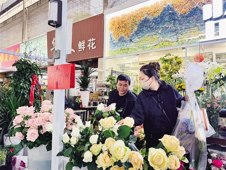 市民在西部花市选购鲜花