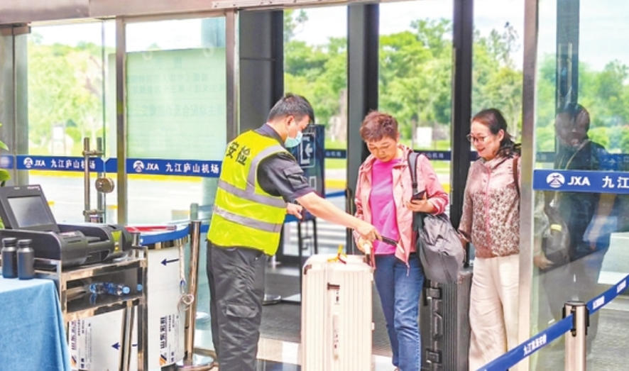 九江庐山机场新航线开启俄罗斯之旅 60余名游客组团启程