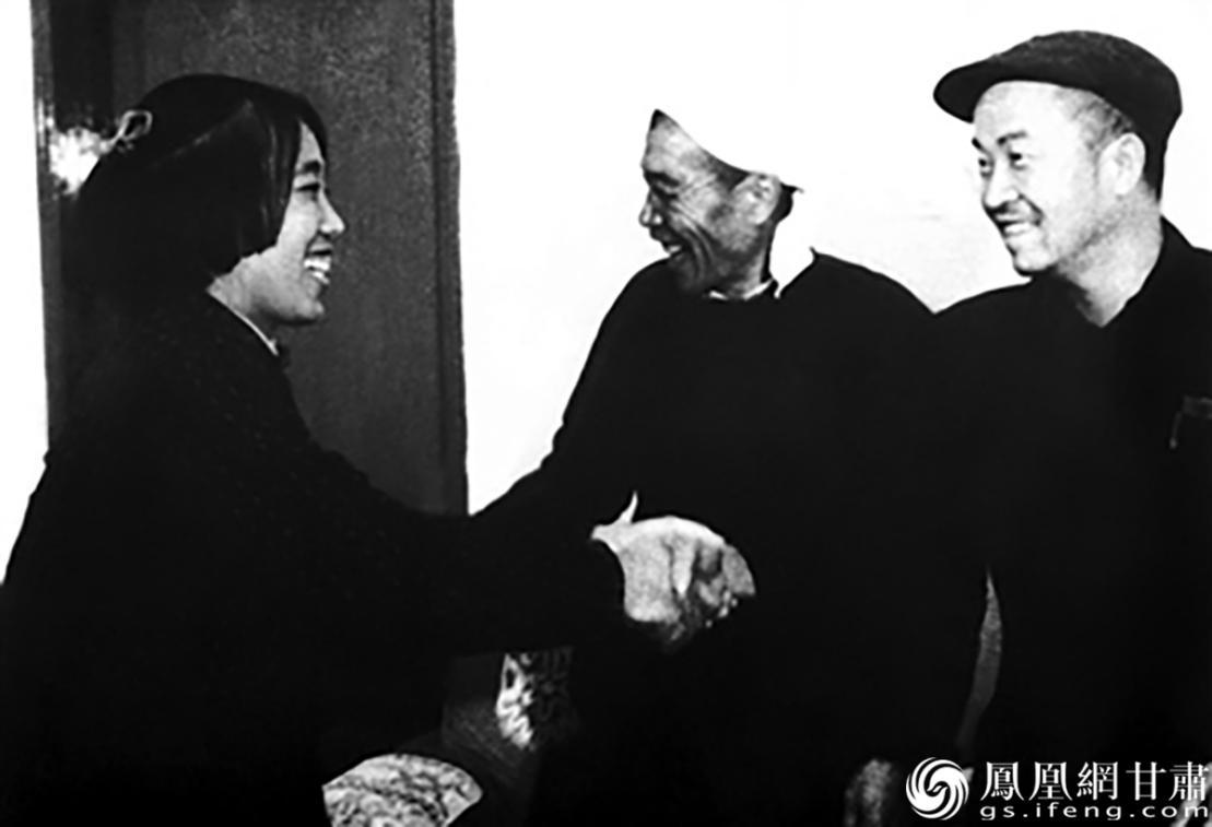 毛主席71岁生日宴前,王进喜(右)和邢燕子握手。资料图片