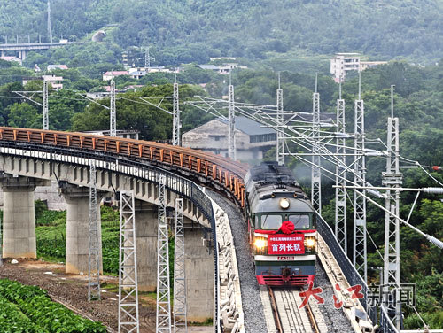 瑞梅铁路（江西段）全线首列长轨列车进场。