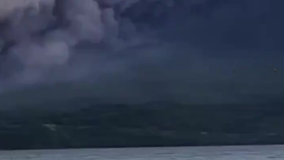 日本樱岛火山喷发，大量火山灰飘落到市中心上空