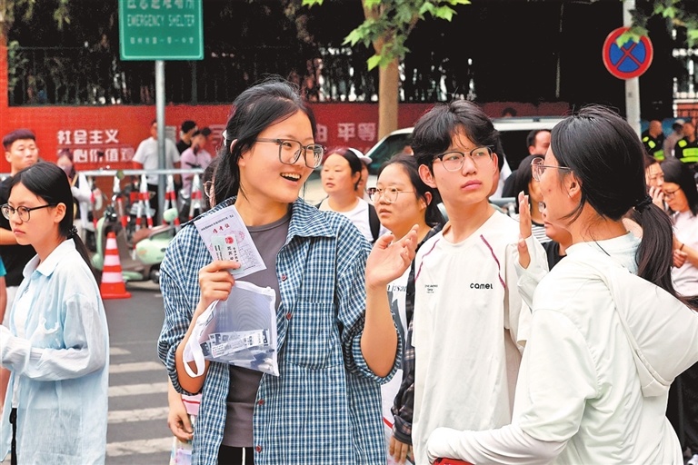 6月6日，郑州市第101中学考点，高考考生正在进行考前全流程演练。考生们从容自信，静待真正的考场。记者 聂冬晗 摄