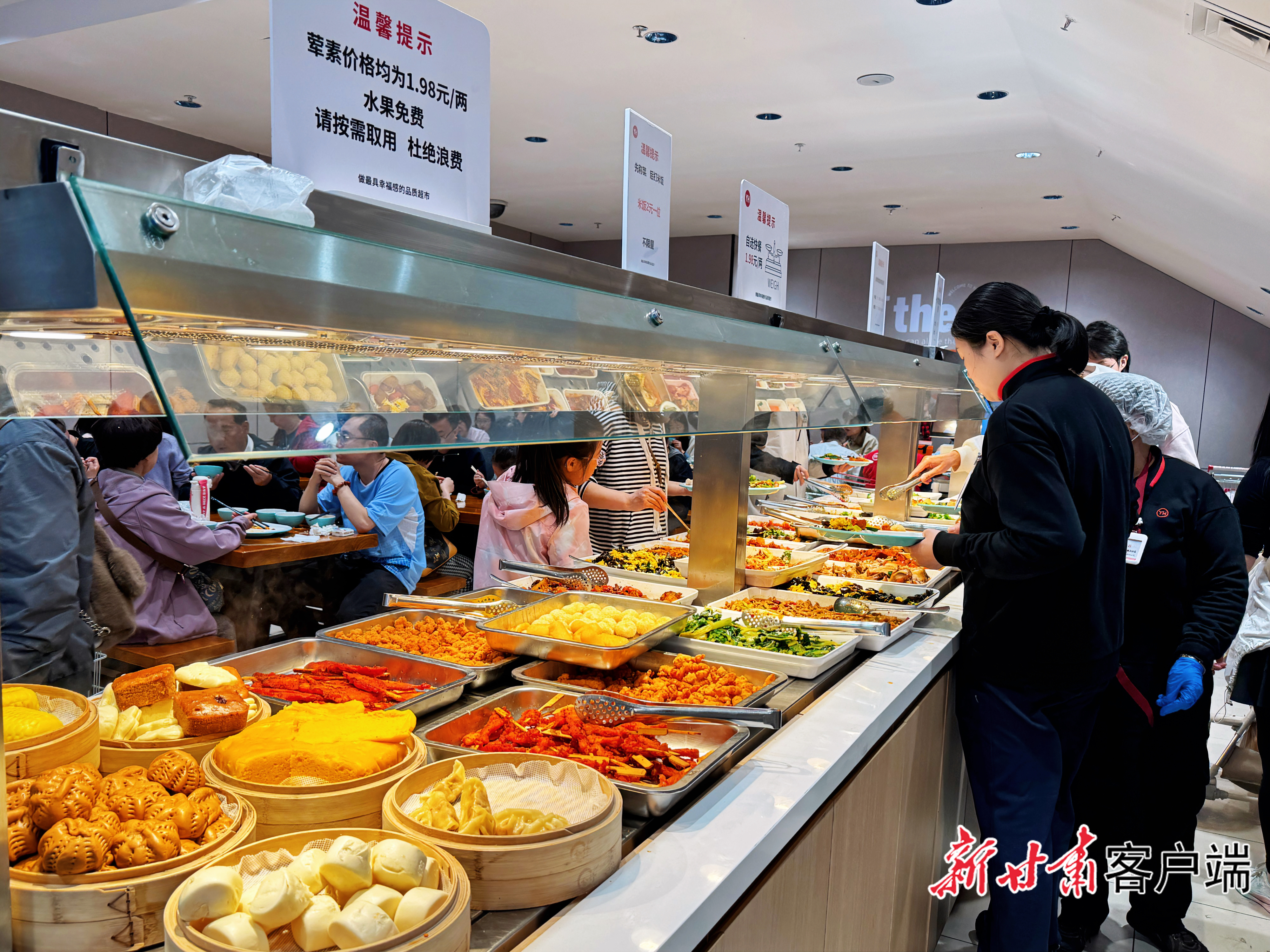 超市食堂自选餐台菜品丰富