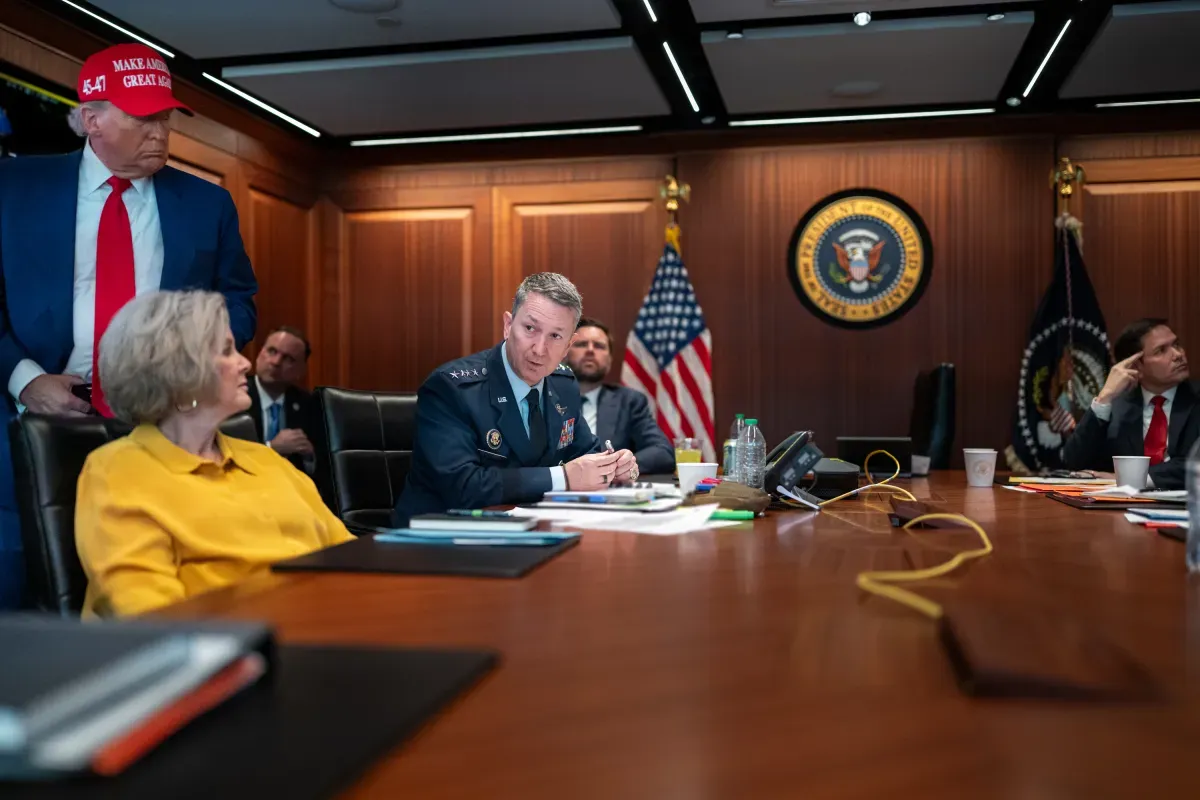 特朗普和官员在白宫战情室。