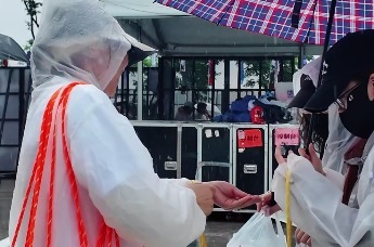 庐山音乐节现场发放免费雨衣、盒饭 暖心服务有温度