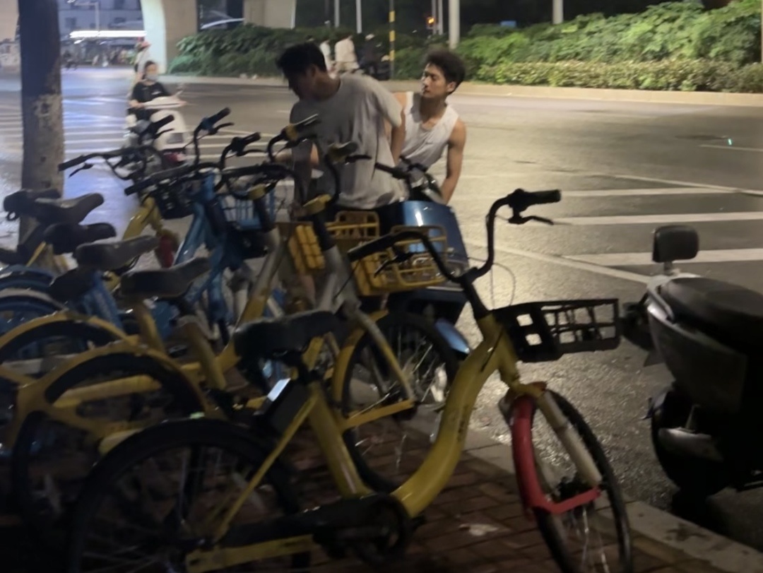 ▲夜市入口有非机动车停车区域