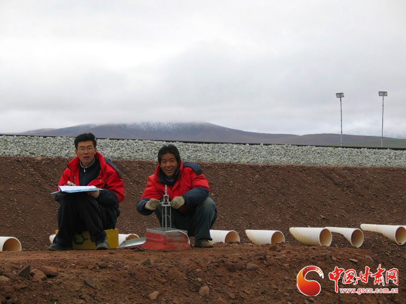 青年时期的李国玉在青藏铁路施工段进行地温监测