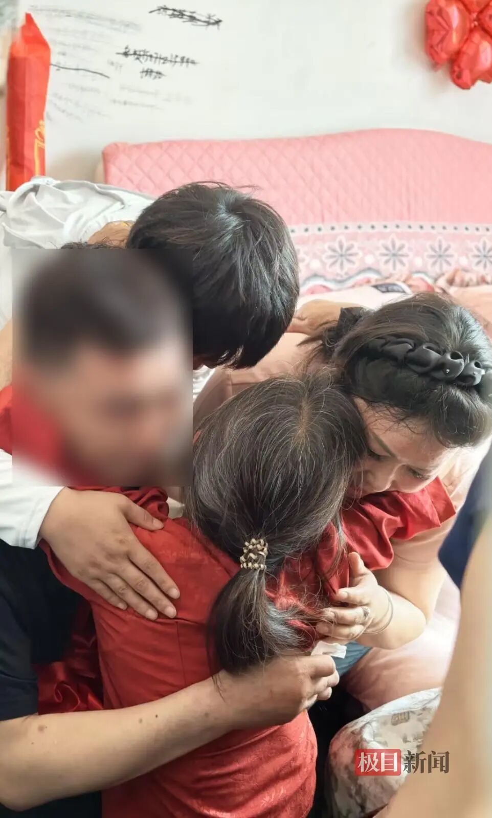 在石下村村口，陈迪金的家人们早早地挂起欢迎横幅，村道两旁摆放着礼花鞭炮。上午9时40分许，陈迪金和姐姐下车，一路上鞭炮齐鸣。这条数百米的回家路，陈迪金等了近40年。