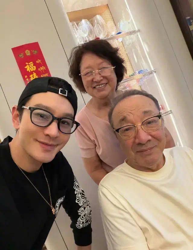 黄晓明端午节晒妈妈包的粽子，一家三口好幸福！小海绵跟妈妈过节